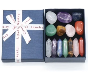 Vue détaillée de 16 pierres de cristal naturel avec prismes dans un coffret cadeau bleu