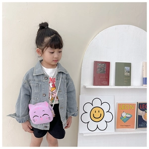 Detail of pink cat-shaped toddler crossbody bag with woven strap and zipper closure