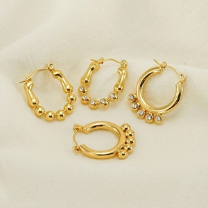 Boucles d'oreilles créoles dorées en titane avec perles et accents de cristal