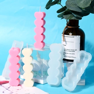Stampo in silicone per 5 candele a cuore collegate con prodotti finiti in rosa e beige