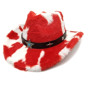 Détail du chapeau de cowboy en peluche à motif vache rouge et blanc avec étoile argentée