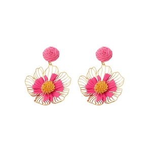 Handgefertigte pinkfarbene Raffia-Blütenohrringe mit goldenen Metallblättern für den Sommer