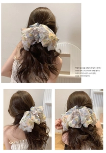 Détail macro du grand nœud papillon en mousseline à fleurs avec texture organza