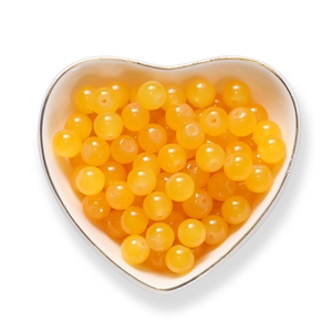 Perline rotonde in vetro giallo da 8mm in un piatto a cuore per gioielli fai-da-te