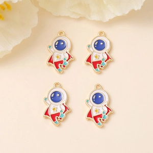 Détail de quatre breloques astronaute dorées avec émail coloré pour bijoux DIY