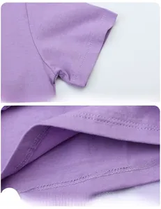 Detail von lavendelfarbenen Strickärmeln und Saum mit präziser Doppelnaht-Verarbeitung