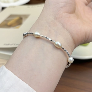 S925 sterling silver natural freshwater pearl bracelet with silver beads on woman wrist
