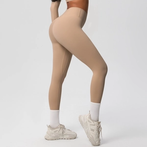 Detail of high-waist khaki yoga leggings with seamless shaping and ergonomic stitching