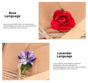 Dettaglio di mini fiori secchi su cartoncini di carta kraft con decorazione in corda di iuta