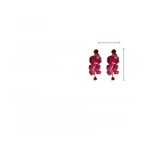 Specifiche delle dimensioni per orecchini a nappa con rosa in tessuto rosso da 12,1 cm