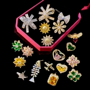 Elegant Alloy Brooch Pin Zircon Rhinestone Sunflower Bee Heart Shape Fashion Lapel Pin For Women Clothing Accessory