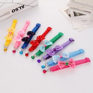 Détail de huit colliers colorés pour animaux avec nœuds à pois et clochettes pour chats