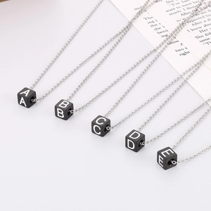 Colliers minimalistes en acier titane avec pendentifs cubes noirs lettres A à E