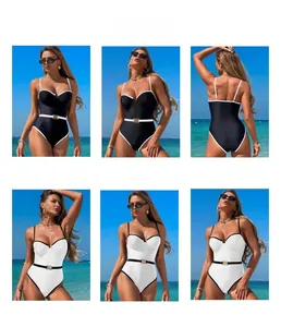 Détail d'un maillot de bain une pièce ajusté avec fines bretelles et boucle dorée