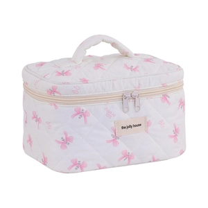 Beauty case trapuntato in cotone bianco con motivi a fiocco rosa e manico superiore