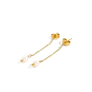 Gros plan de boucles d'oreilles pendantes dorées avec perles d'eau douce blanches