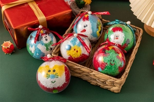 Détail de chaussettes de Noël duveteuses dans des boules cadeaux dans un panier tressé