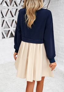 Vue arrière d'une robe chic à manches longues bleu marine avec jupe plissée beige