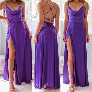 Robe longue en satin violet sexy avec dos nu, lacets croisés et fente haute