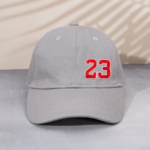 Vue détaillée du numéro 23 brodé en rouge sur une casquette de baseball grise