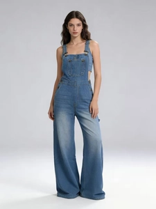 Salopette en jean pour femme en bleu délavé avec jambes larges et grandes poches