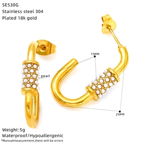Detail view of U-shaped gold pearl earrings with 25mm length and dimensions