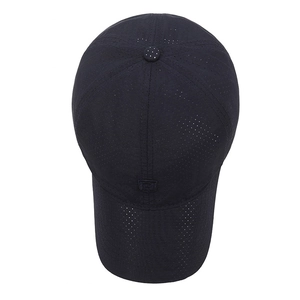 Casquette de baseball noire respirante avec trous laser et petit logo carré sur le devant