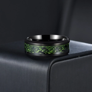Herrenring aus schwarzem Edelstahl mit grünem keltischem Drachen und Kohlefaser-Inlay