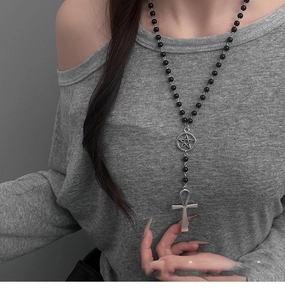 Collier gothique en perles noires avec pendentifs croix Ankh et pentagramme argenté