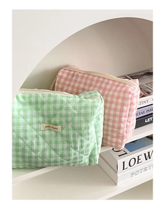 Vue détaillée de trousses à maquillage en coton matelassé avec carreaux roses et verts
