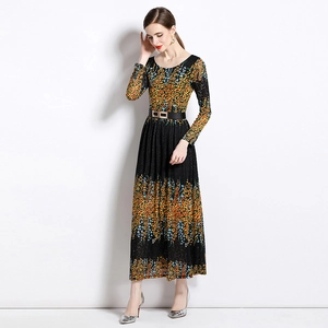 Elegante vestido de encaje negro de manga larga con estampados florales y cinturón negro