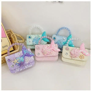 Dettaglio di cinque borse in pizzo sirena e perle in viola, rosa, beige, verde e blu