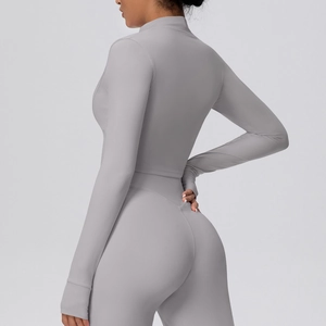 Detail eines grauen Sport-Crop-Tops mit verlängertem Handschutz und weichem Fleece-Stoff