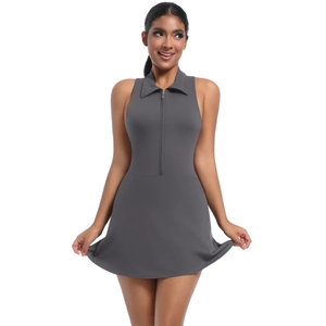 Détail d'une robe de tennis gris anthracite avec col polo et demi-fermeture éclair