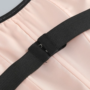 Nahaufnahme des rosa Satin-Korsetts mit schwarzen elastischen Trägern und Metallverschluss