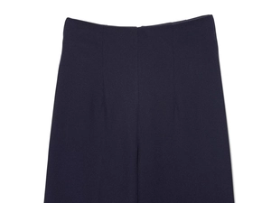 Détail du pantalon bleu marine à taille haute avec fermeture éclair sur tissu texturé