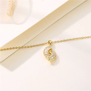 Minimalistische Gold-Edelstahlkette mit Blattanhänger und rechteckigen Zirkonia-Steinen