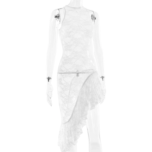 Détail de la robe sans manches en dentelle blanche avec ourlet asymétrique à volants