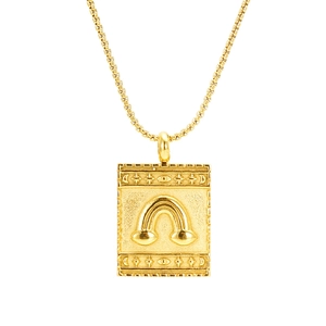 Collier doré avec pendentif rectangulaire d'ailes d'ange et motifs de relief célestes
