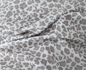 Detailaufnahme von Samt-Netzgewebe mit Leopardenmuster und weichen Falten und Textur