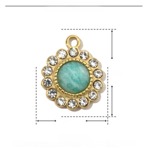 Detail showing gold heart pendant specs with green natural stone and 14mm dimensions
