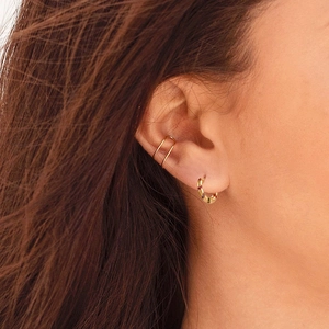 Ear cuff dorato a doppio strato e orecchini a cerchio dorati con zirconi rossi da donna
