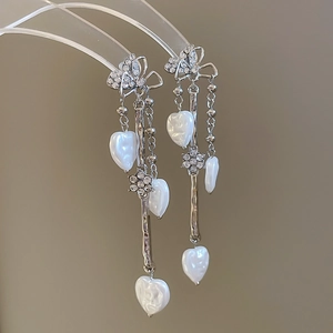 Détails de boucles d'oreilles pompons avec papillon en diamant et pendentifs cœur