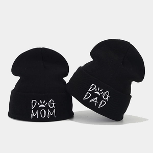 Schwarze Strickmützen mit weißer Dog Mom und Dog Dad Bestickung und Pfotenabdrücken