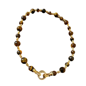 Collana di pietre occhio di tigre placcata in oro con chiusura di lusso in diamanti