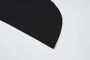 Gros plan détaillé de l'ourlet courbé à double couture sur robe noire grande taille