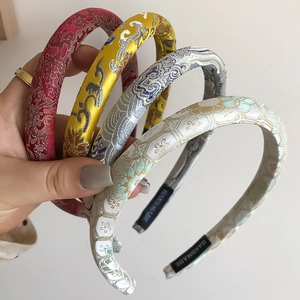 Dettaglio di quattro cerchietti in broccato con motivi tradizionali cinesi in vari colori