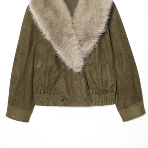 Veste en suédine vert olive avec grand col en fausse fourrure grise et boutonnage croisé