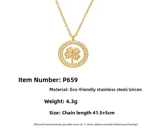 Détail du collier trèfle plaqué or 18k orné de pierres étincelantes en oxyde de zirconium