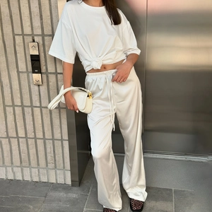 Damen Set mit weißer High-Waist-Schlaghose und lässigem T-Shirt in Seidenoptik